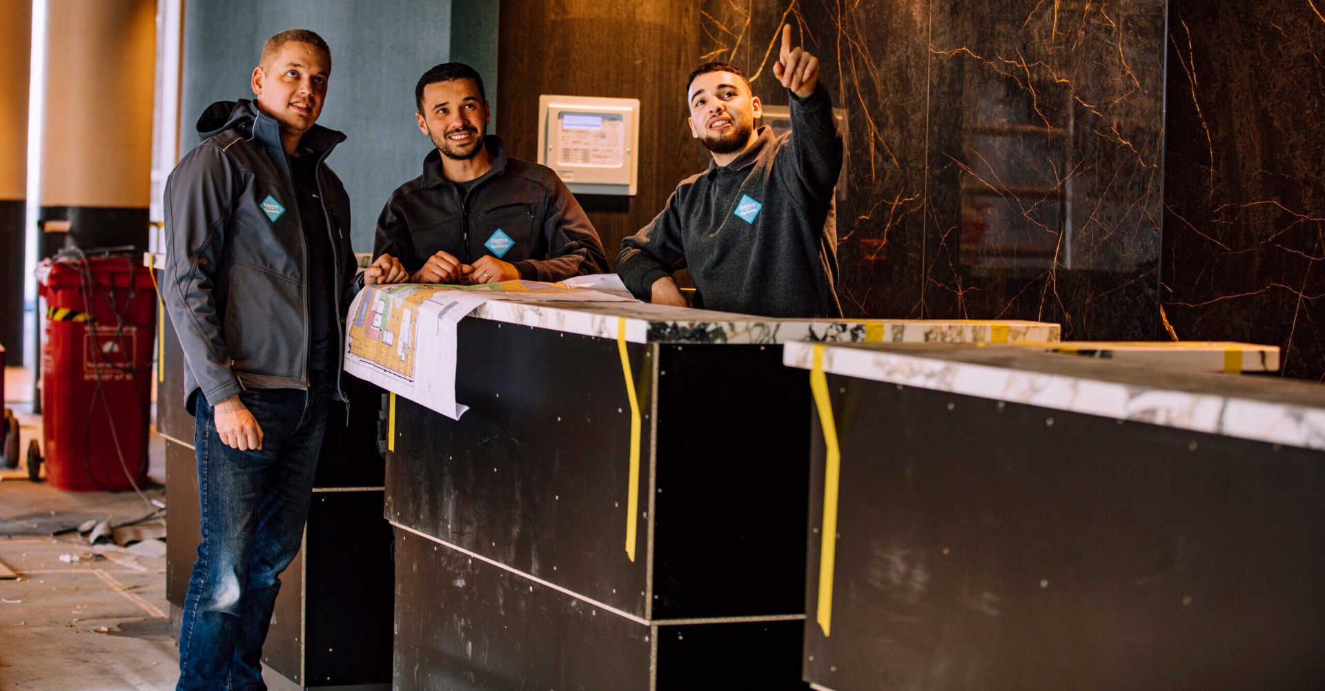 Elektro Systems team in overleg op locatie